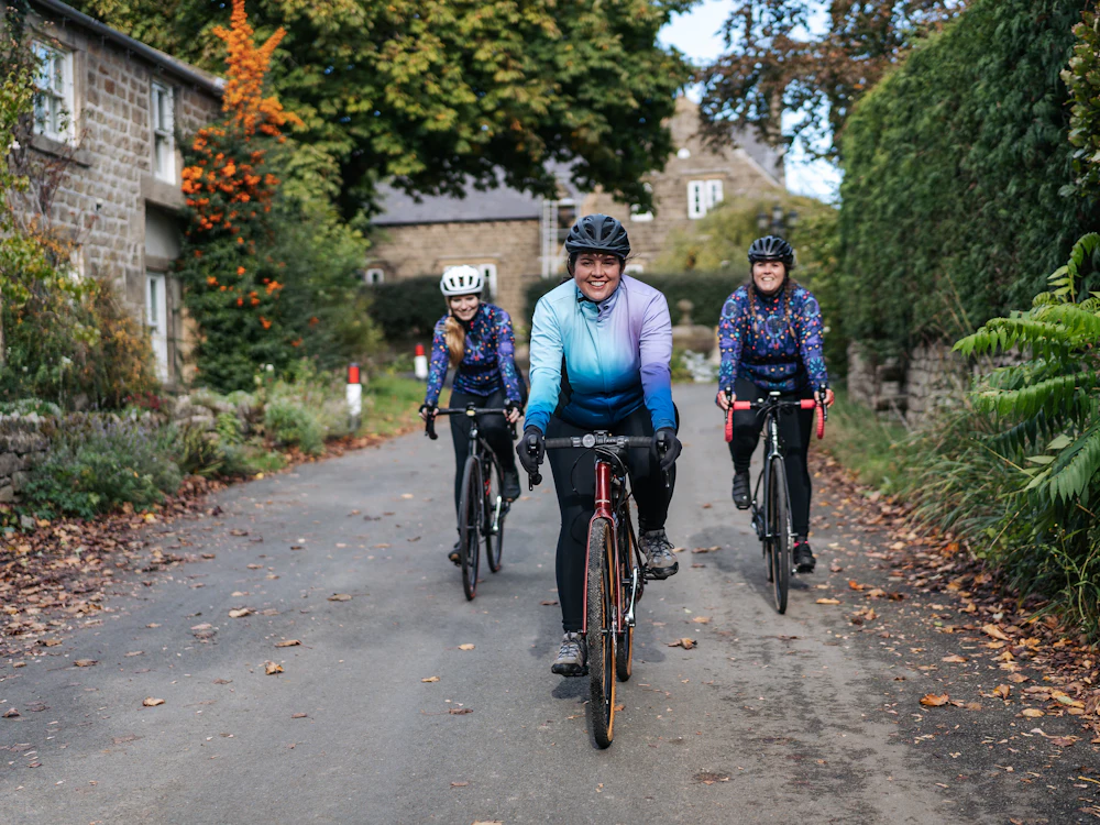 Grupo de ciclistas en carretera